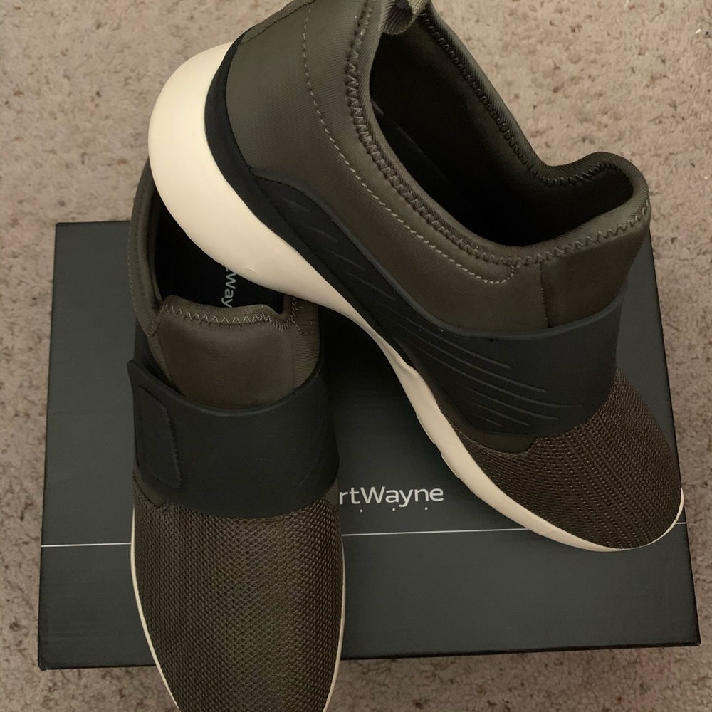 Sneakers - Picture 4 of 5